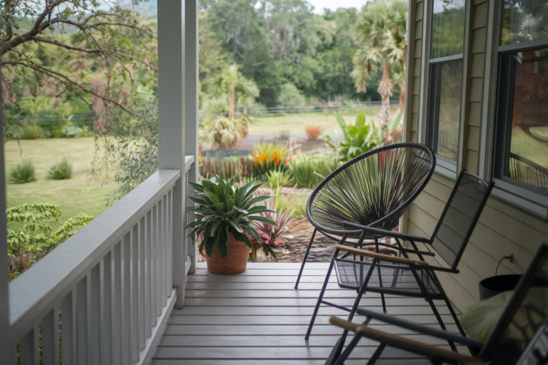 21 Small Front Porch Decorating Ideas